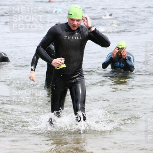 15.06.2025 - 27. Vierlanden-Triathlon Lena Gebhardt http://msf.ph/oto/8025929 15.06.2025 10:57:50 Schwimmen 647, 686, 705, 738, 774 meine-sportfotos.de