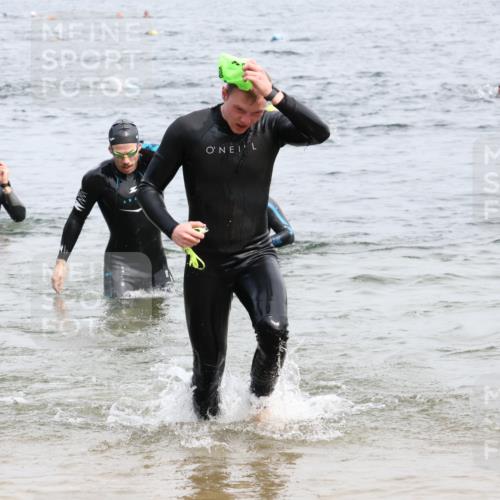 15.06.2025 - 27. Vierlanden-Triathlon Lena Gebhardt http://msf.ph/oto/8025946 15.06.2025 10:57:51 Schwimmen 647, 686, 705, 738, 774 meine-sportfotos.de