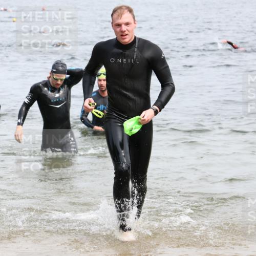 15.06.2025 - 27. Vierlanden-Triathlon Lena Gebhardt http://msf.ph/oto/8025951 15.06.2025 10:57:51 Schwimmen 647, 686, 705, 738, 774 meine-sportfotos.de