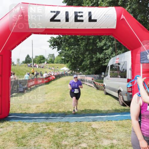 21.06.2025 - 27. Vierlanden-Triathlon MichiJ http://msf.ph/oto/8025953 15.06.2026 11:57:09 Ziel 549, 581 meine-sportfotos.de
