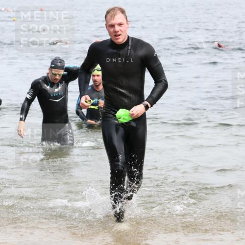 15.06.2025 - 27. Vierlanden-Triathlon Lena Gebhardt http://msf.ph/oto/8025958 15.06.2025 10:57:51 Schwimmen 647, 686, 705, 738, 774 meine-sportfotos.de