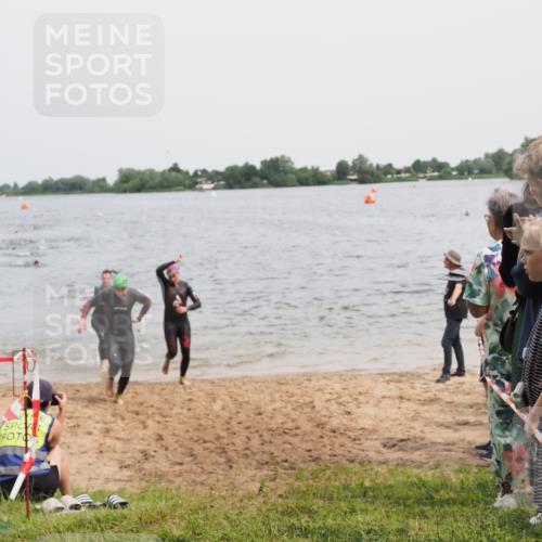 21.06.2025 - 27. Vierlanden-Triathlon MichiJ http://msf.ph/oto/8025963 15.06.2026 10:56:57 Schwimmen 642, 651, 654, 688, 711, 718, 755 meine-sportfotos.de
