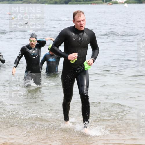 15.06.2025 - 27. Vierlanden-Triathlon Lena Gebhardt http://msf.ph/oto/8025967 15.06.2025 10:57:52 Schwimmen 647, 686, 705, 738, 774 meine-sportfotos.de