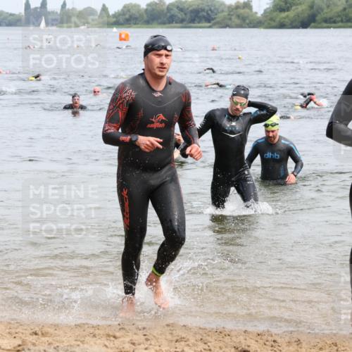 15.06.2025 - 27. Vierlanden-Triathlon Lena Gebhardt http://msf.ph/oto/8025974 15.06.2025 10:57:52 Schwimmen 647, 686, 705, 738, 774 meine-sportfotos.de