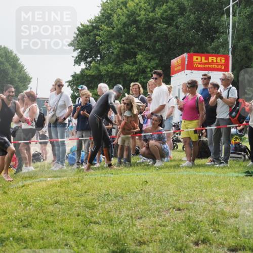 15.06.2025 - 27. Vierlanden-Triathlon KatJ http://msf.ph/oto/8025982 15.06.2025 10:59:06 Schwimmen 706, 709, 760 meine-sportfotos.de