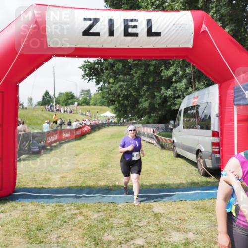 21.06.2025 - 27. Vierlanden-Triathlon MichiJ http://msf.ph/oto/8025984 15.06.2026 11:57:09 Ziel 549, 581 meine-sportfotos.de