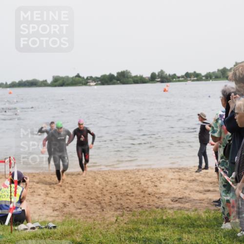 21.06.2025 - 27. Vierlanden-Triathlon MichiJ http://msf.ph/oto/8025989 15.06.2026 10:56:58 Schwimmen 651, 654, 688, 711, 718, 755 meine-sportfotos.de