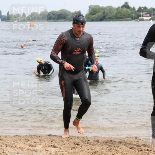 15.06.2025 - 27. Vierlanden-Triathlon Lena Gebhardt http://msf.ph/oto/8025991 15.06.2025 10:57:53 Schwimmen 647, 686, 705, 738, 774 meine-sportfotos.de