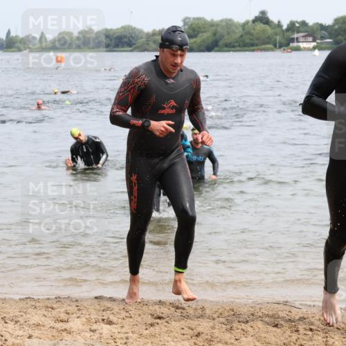 15.06.2025 - 27. Vierlanden-Triathlon Lena Gebhardt http://msf.ph/oto/8025996 15.06.2025 10:57:53 Schwimmen 647, 686, 705, 738, 774 meine-sportfotos.de