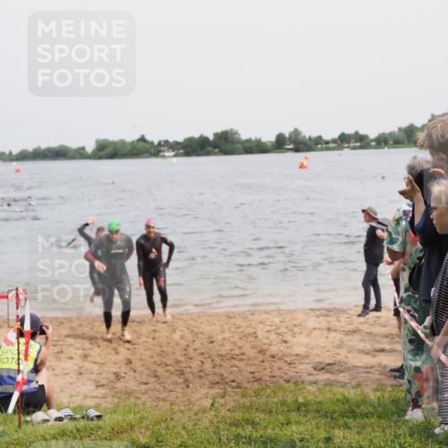 21.06.2025 - 27. Vierlanden-Triathlon MichiJ http://msf.ph/oto/8026000 15.06.2026 10:56:58 Schwimmen 651, 654, 688, 711, 718, 755 meine-sportfotos.de
