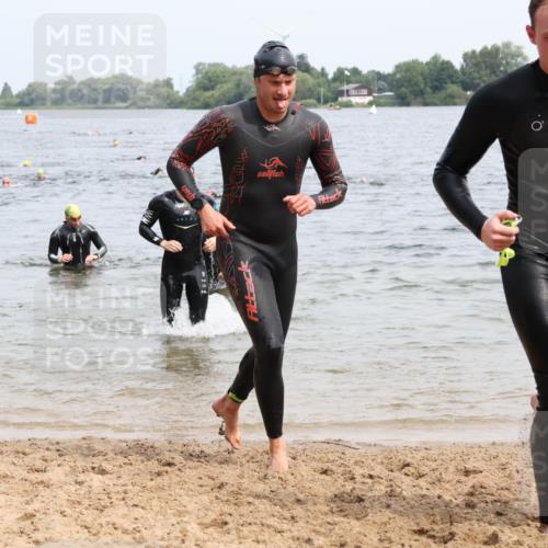 15.06.2025 - 27. Vierlanden-Triathlon Lena Gebhardt http://msf.ph/oto/8026003 15.06.2025 10:57:54 Schwimmen 640, 647, 686, 705, 738, 774 meine-sportfotos.de