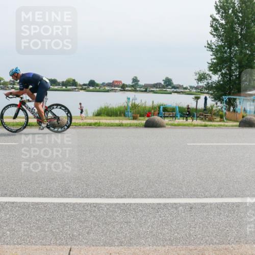 21.06.2025 - 27. Vierlanden-Triathlon H.Heesch http://msf.ph/oto/8026004 15.06.2025 11:18:47 Radfahren 832, 846 meine-sportfotos.de