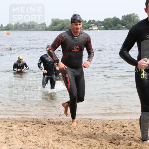 15.06.2025 - 27. Vierlanden-Triathlon Lena Gebhardt http://msf.ph/oto/8026008 15.06.2025 10:57:54 Schwimmen 640, 647, 686, 705, 738, 774 meine-sportfotos.de