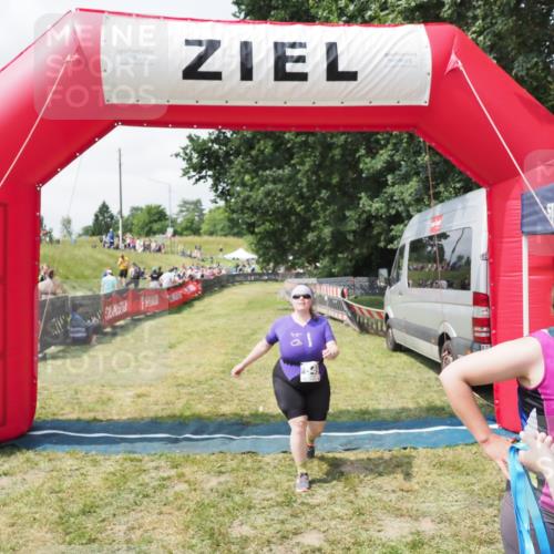 21.06.2025 - 27. Vierlanden-Triathlon MichiJ http://msf.ph/oto/8026012 15.06.2026 11:57:10 Ziel 549, 581 meine-sportfotos.de