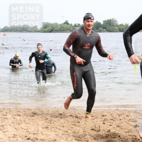 15.06.2025 - 27. Vierlanden-Triathlon Lena Gebhardt http://msf.ph/oto/8026017 15.06.2025 10:57:54 Schwimmen 640, 647, 686, 705, 738, 774 meine-sportfotos.de
