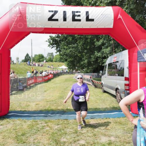 21.06.2025 - 27. Vierlanden-Triathlon MichiJ http://msf.ph/oto/8026018 15.06.2026 11:57:10 Ziel 549, 581 meine-sportfotos.de