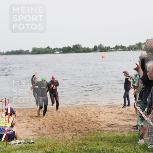 21.06.2025 - 27. Vierlanden-Triathlon MichiJ http://msf.ph/oto/8026020 15.06.2026 10:56:58 Schwimmen 651, 654, 688, 711, 718, 755 meine-sportfotos.de