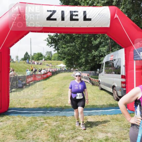 21.06.2025 - 27. Vierlanden-Triathlon MichiJ http://msf.ph/oto/8026026 15.06.2026 11:57:10 Ziel 549, 581 meine-sportfotos.de