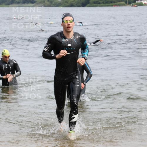 15.06.2025 - 27. Vierlanden-Triathlon Lena Gebhardt http://msf.ph/oto/8026027 15.06.2025 10:57:55 Schwimmen 640, 647, 686, 705, 738, 774 meine-sportfotos.de