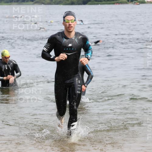 15.06.2025 - 27. Vierlanden-Triathlon Lena Gebhardt http://msf.ph/oto/8026034 15.06.2025 10:57:55 Schwimmen 640, 647, 686, 705, 738, 774 meine-sportfotos.de