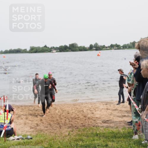 21.06.2025 - 27. Vierlanden-Triathlon MichiJ http://msf.ph/oto/8026044 15.06.2026 10:56:58 Schwimmen 651, 654, 688, 711, 718, 755 meine-sportfotos.de