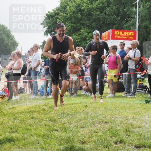 15.06.2025 - 27. Vierlanden-Triathlon KatJ http://msf.ph/oto/8026053 15.06.2025 10:59:08 Schwimmen 706, 709 meine-sportfotos.de