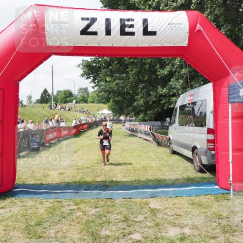 21.06.2025 - 27. Vierlanden-Triathlon MichiJ http://msf.ph/oto/8026054 15.06.2026 11:57:41 Ziel 478, 563 meine-sportfotos.de