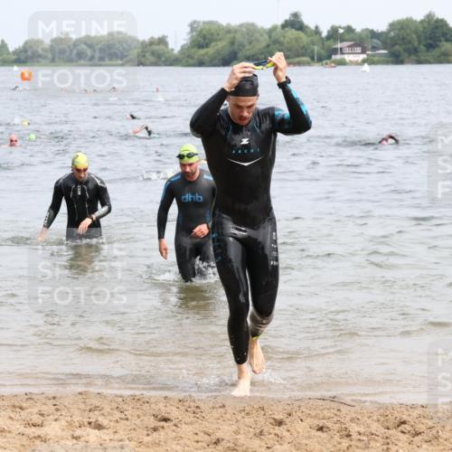 15.06.2025 - 27. Vierlanden-Triathlon Lena Gebhardt http://msf.ph/oto/8026057 15.06.2025 10:57:56 Schwimmen 640, 647, 686, 705, 738, 774 meine-sportfotos.de
