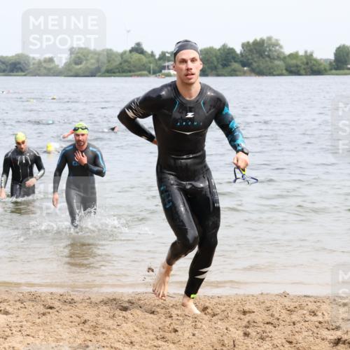 15.06.2025 - 27. Vierlanden-Triathlon Lena Gebhardt http://msf.ph/oto/8026068 15.06.2025 10:57:58 Schwimmen 640, 647, 686, 705, 738 meine-sportfotos.de