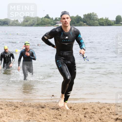 15.06.2025 - 27. Vierlanden-Triathlon Lena Gebhardt http://msf.ph/oto/8026069 15.06.2025 10:57:58 Schwimmen 640, 647, 686, 705, 738 meine-sportfotos.de