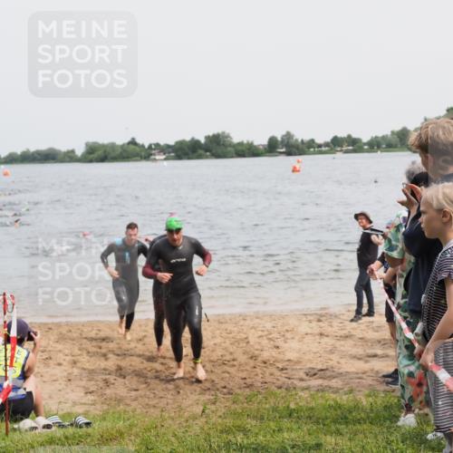 21.06.2025 - 27. Vierlanden-Triathlon MichiJ http://msf.ph/oto/8026079 15.06.2026 10:56:59 Schwimmen 654, 688, 711, 718, 755 meine-sportfotos.de