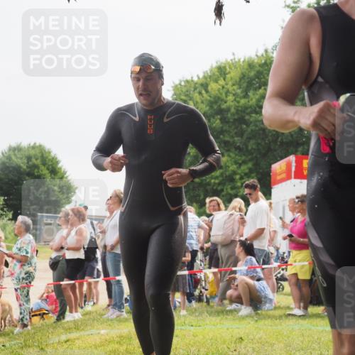 15.06.2025 - 27. Vierlanden-Triathlon KatJ http://msf.ph/oto/8026080 15.06.2025 10:59:10 Schwimmen 706, 709 meine-sportfotos.de