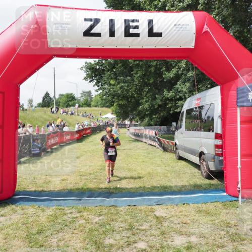 21.06.2025 - 27. Vierlanden-Triathlon MichiJ http://msf.ph/oto/8026085 15.06.2026 11:57:42 Ziel 478, 563 meine-sportfotos.de