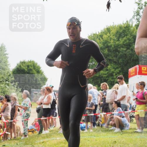 15.06.2025 - 27. Vierlanden-Triathlon KatJ http://msf.ph/oto/8026089 15.06.2025 10:59:10 Schwimmen 706, 709 meine-sportfotos.de
