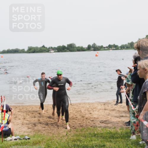 21.06.2025 - 27. Vierlanden-Triathlon MichiJ http://msf.ph/oto/8026090 15.06.2026 10:56:59 Schwimmen 654, 688, 711, 718, 755 meine-sportfotos.de