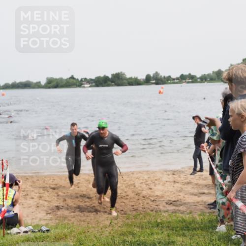 21.06.2025 - 27. Vierlanden-Triathlon MichiJ http://msf.ph/oto/8026096 15.06.2026 10:56:59 Schwimmen 654, 688, 711, 718, 755 meine-sportfotos.de