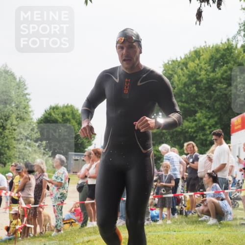 15.06.2025 - 27. Vierlanden-Triathlon KatJ http://msf.ph/oto/8026097 15.06.2025 10:59:10 Schwimmen 706, 709 meine-sportfotos.de