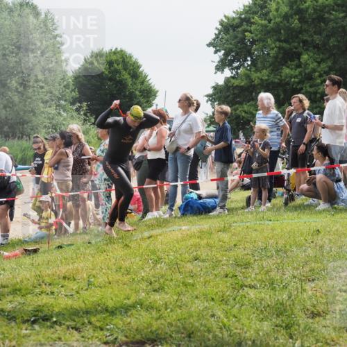 15.06.2025 - 27. Vierlanden-Triathlon KatJ http://msf.ph/oto/8026120 15.06.2025 10:59:33 Schwimmen 668, 751 meine-sportfotos.de