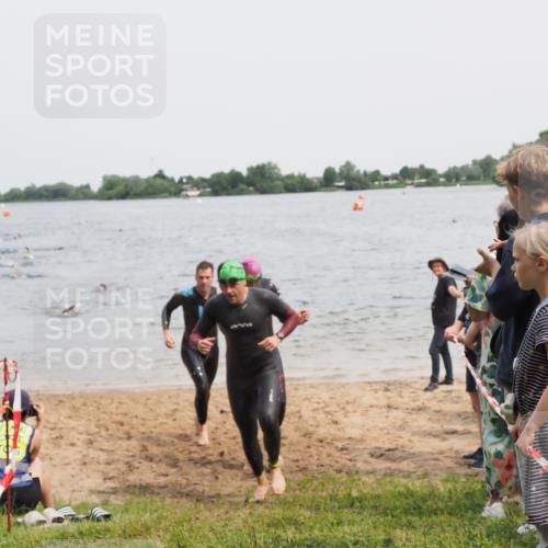 21.06.2025 - 27. Vierlanden-Triathlon MichiJ http://msf.ph/oto/8026121 15.06.2026 10:57:00 Schwimmen 654, 688, 711, 718, 755 meine-sportfotos.de