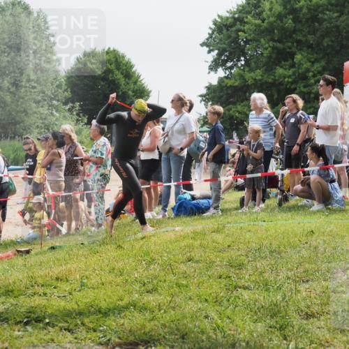 15.06.2025 - 27. Vierlanden-Triathlon KatJ http://msf.ph/oto/8026127 15.06.2025 10:59:33 Schwimmen 668, 751 meine-sportfotos.de