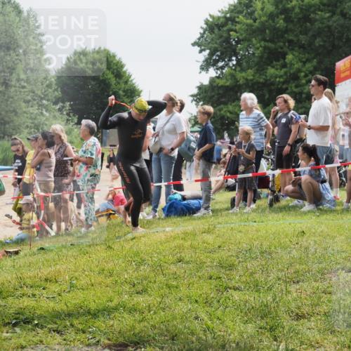 15.06.2025 - 27. Vierlanden-Triathlon KatJ http://msf.ph/oto/8026132 15.06.2025 10:59:33 Schwimmen 668, 751 meine-sportfotos.de