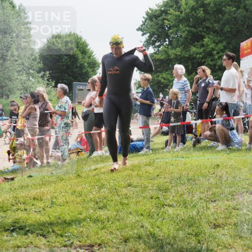 15.06.2025 - 27. Vierlanden-Triathlon KatJ http://msf.ph/oto/8026139 15.06.2025 10:59:35 Schwimmen 668, 751 meine-sportfotos.de