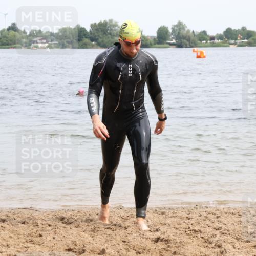 15.06.2025 - 27. Vierlanden-Triathlon Lena Gebhardt http://msf.ph/oto/8026143 15.06.2025 10:58:06 Schwimmen 640, 647, 762, 769 meine-sportfotos.de