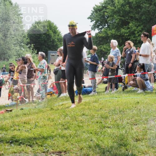 15.06.2025 - 27. Vierlanden-Triathlon KatJ http://msf.ph/oto/8026145 15.06.2025 10:59:35 Schwimmen 668, 751 meine-sportfotos.de