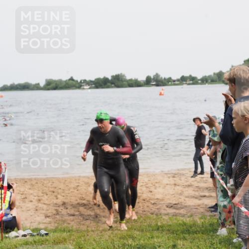 21.06.2025 - 27. Vierlanden-Triathlon MichiJ http://msf.ph/oto/8026147 15.06.2026 10:57:00 Schwimmen 654, 688, 711, 718, 755 meine-sportfotos.de