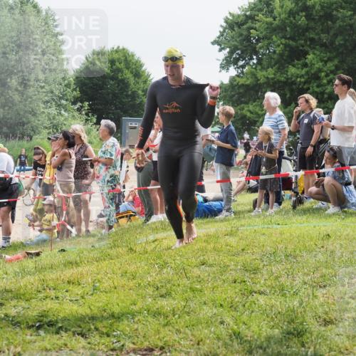 15.06.2025 - 27. Vierlanden-Triathlon KatJ http://msf.ph/oto/8026153 15.06.2025 10:59:35 Schwimmen 668, 751 meine-sportfotos.de