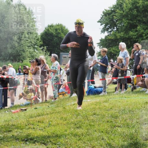 15.06.2025 - 27. Vierlanden-Triathlon KatJ http://msf.ph/oto/8026164 15.06.2025 10:59:35 Schwimmen 668, 751 meine-sportfotos.de