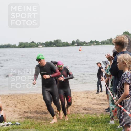 21.06.2025 - 27. Vierlanden-Triathlon MichiJ http://msf.ph/oto/8026165 15.06.2026 10:57:01 Schwimmen 654, 688, 711, 718 meine-sportfotos.de
