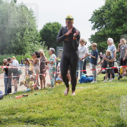 15.06.2025 - 27. Vierlanden-Triathlon KatJ http://msf.ph/oto/8026169 15.06.2025 10:59:35 Schwimmen 668, 751 meine-sportfotos.de