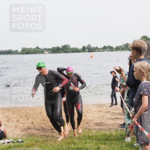 21.06.2025 - 27. Vierlanden-Triathlon MichiJ http://msf.ph/oto/8026176 15.06.2026 10:57:01 Schwimmen 654, 688, 711, 718 meine-sportfotos.de